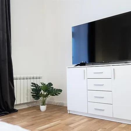 Apartment 1 New Just Steps Away From Old Town And The Florence Bus Station