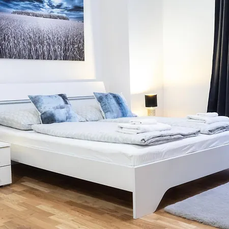 1 New Just Steps Away From Old Town And The Florence Bus Station Praga