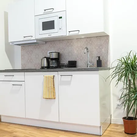 1 New Just Steps Away From Old Town And The Florence Bus Station 公寓 *