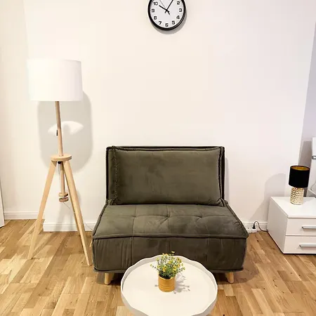1 New Just Steps Away From Old Town And The Florence Bus Station Praga