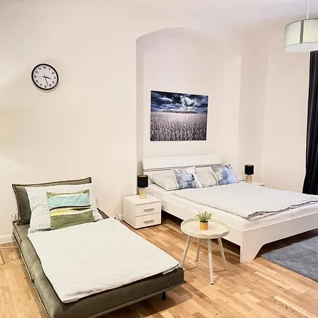 1 New Just Steps Away From Old Town And The Florence Bus Station *
